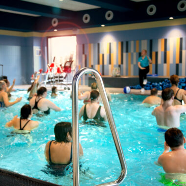 Aqua Fit bei Sonnenschein im Kursbecken des Sportbades