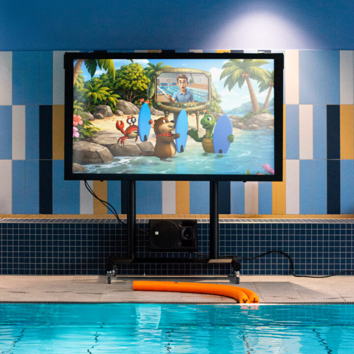 Beim videogeleiteten Schwimmkurs von Hydrohex führt euch der Bildschirm am Beckenrand spielerisch durch jede Übung.